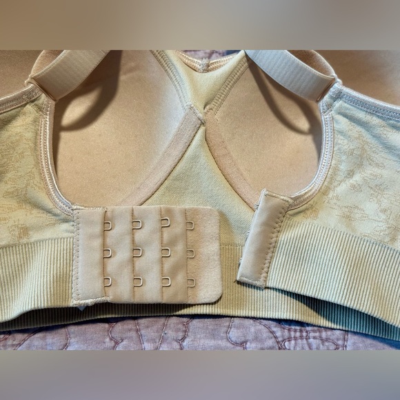 Breezies Seamless Floral Jacquard Wirefree T-Shirt Bra - Picture 5 of 14